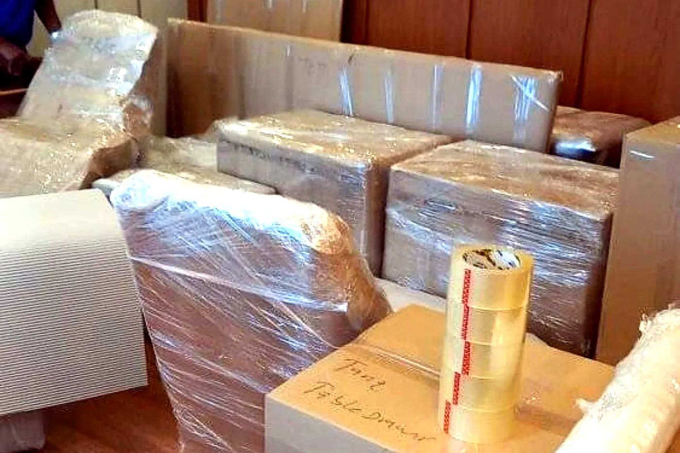 قطع أثاث ملفوفة بالبلاستيك الحراري ومجهزة للنقل داخل الشقة بالرياض