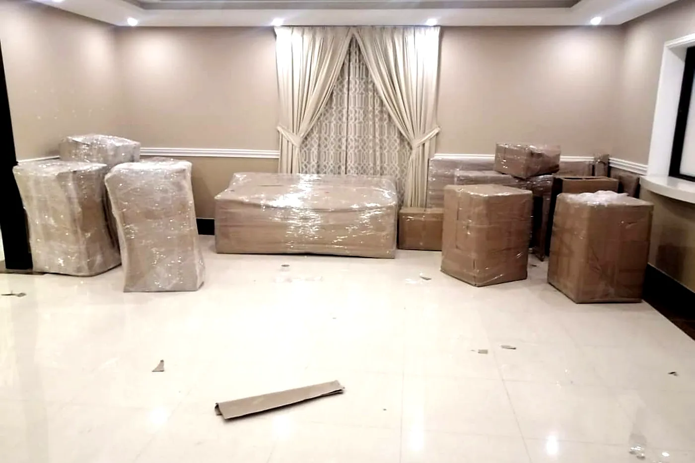 إنزال الأثاث المغلف وتوزيعه داخل الشقة الجديدة بالرياض